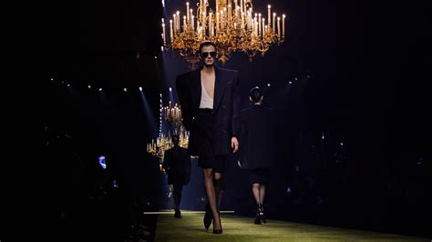 Un chandelier illuminait le défilé Saint Laurent par 